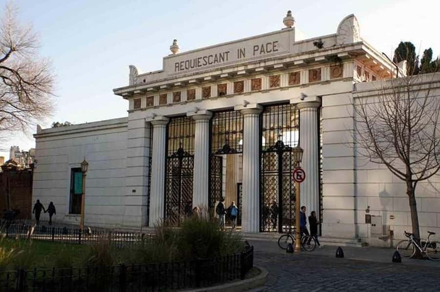 5hs Small Group City Tour of Buenos Aires with Street Food - Recoleta and a short look at the cemetery area