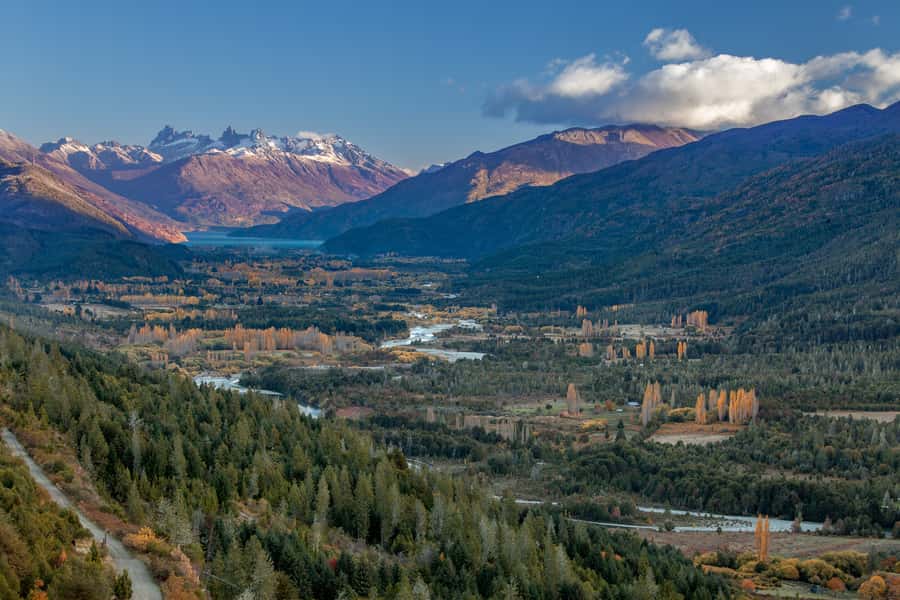 Bariloche: Full-Day El Bolsón and Puelo Lake Tour - Guides, weather, and the quality of the day