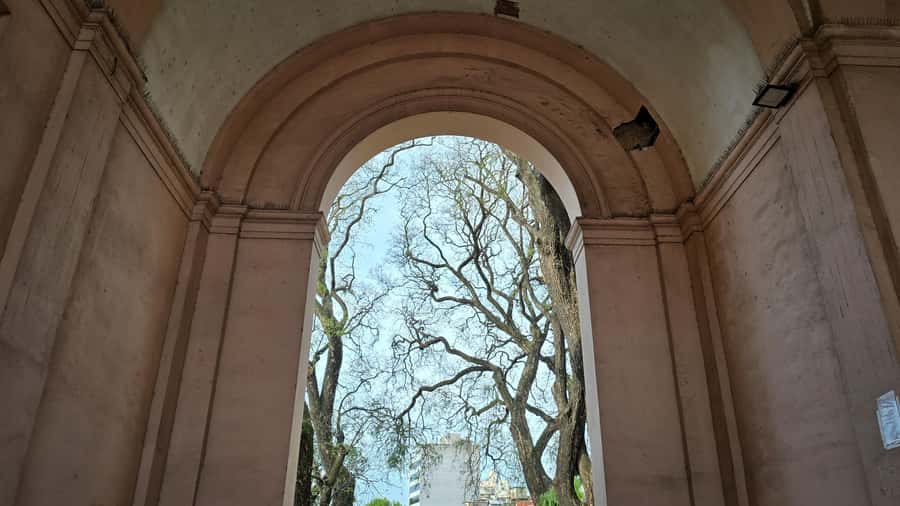 Buenos Aires: Chacarita, The Largest Cemetery In Argentina - Meeting the guide and entering the cemetery