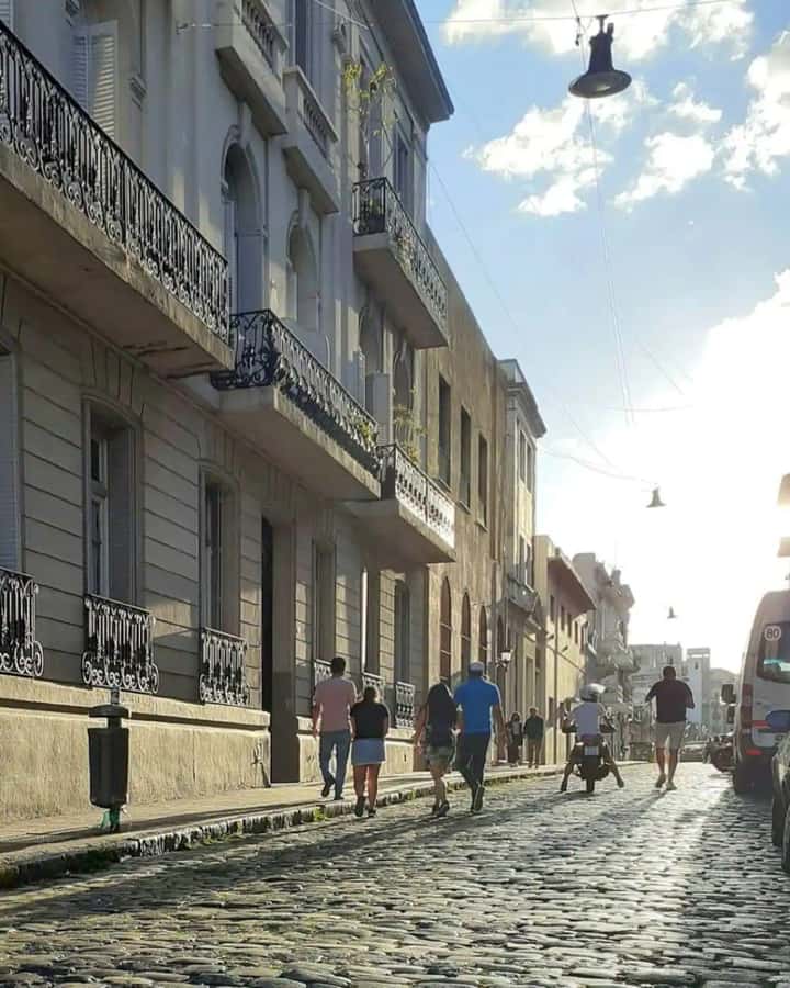 Buenos Aires for curious people - San Telmo Church, Plaza Dorrego, and market time