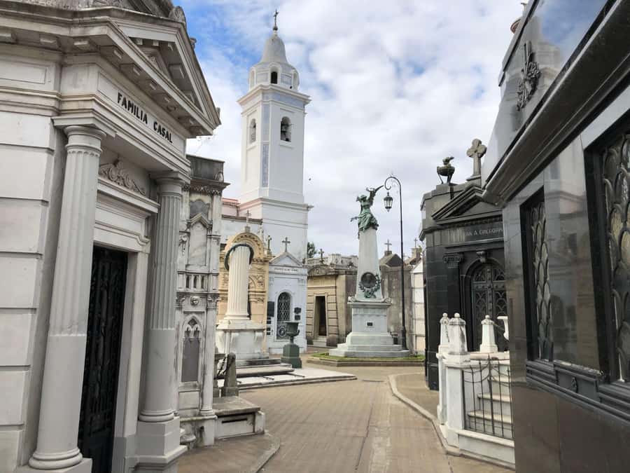 Buenos Aires: La Recoleta Cemetery Guided Tour in English - The first paths: architecture before famous names
