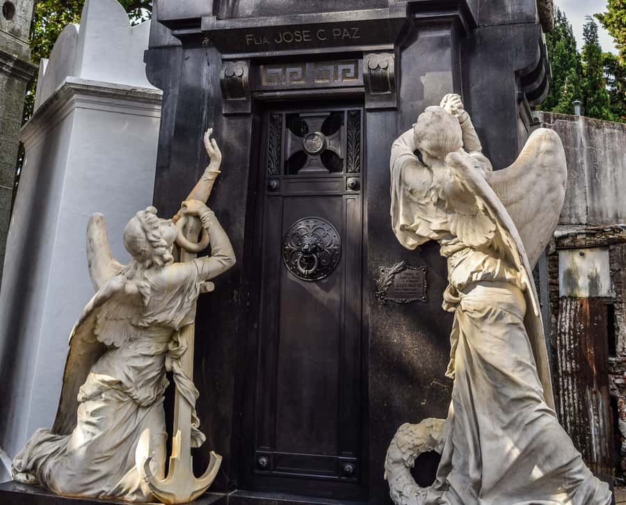 Buenos Aires: La Recoleta Cemetery Guided Tour in English - A steady pace, with heat and group size in mind