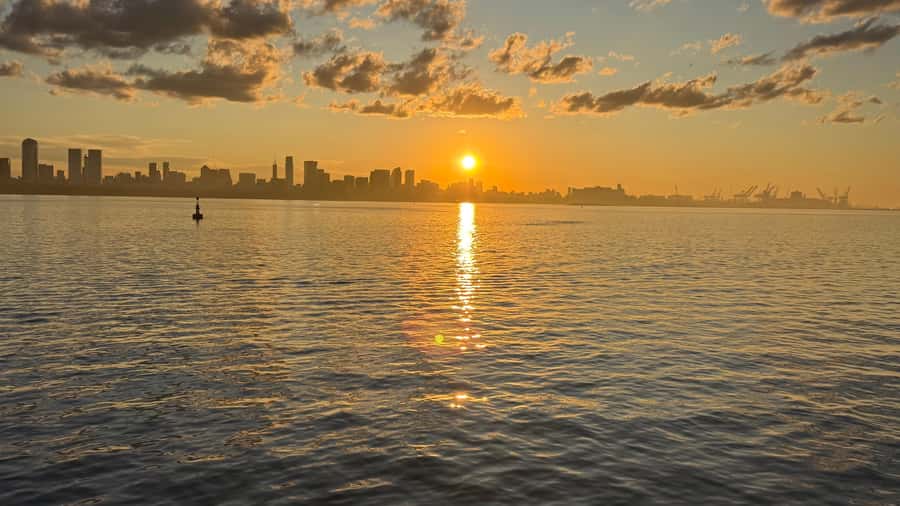 Buenos Aires: Puerto Madero Sunset Cruise with Open Bar - Seasonal departure times matter