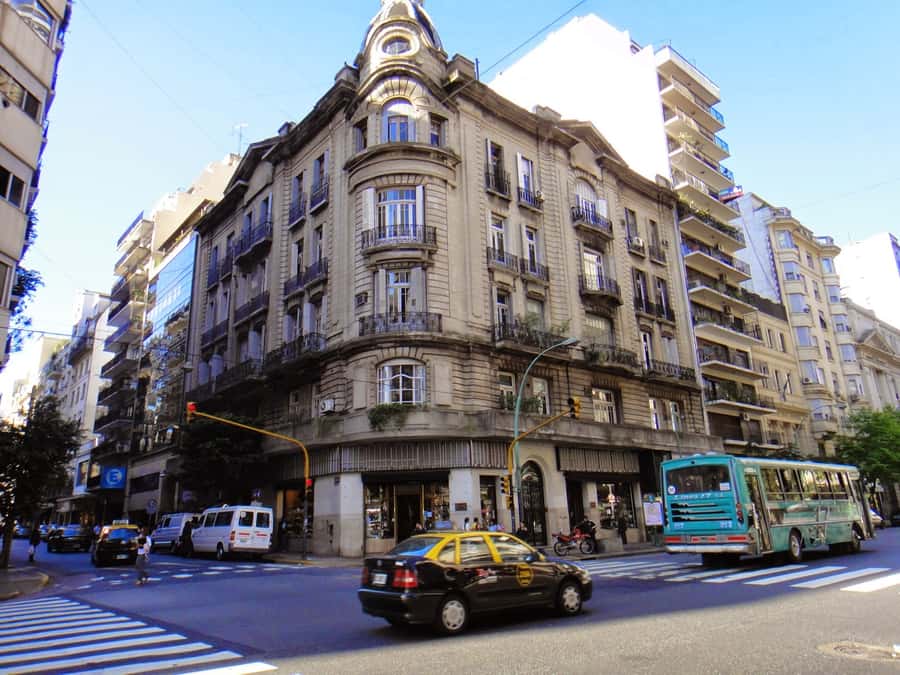 Buenos Aires: Recoleta Neighborhood Walking Tour - Floralis Genérica and the open-air stops