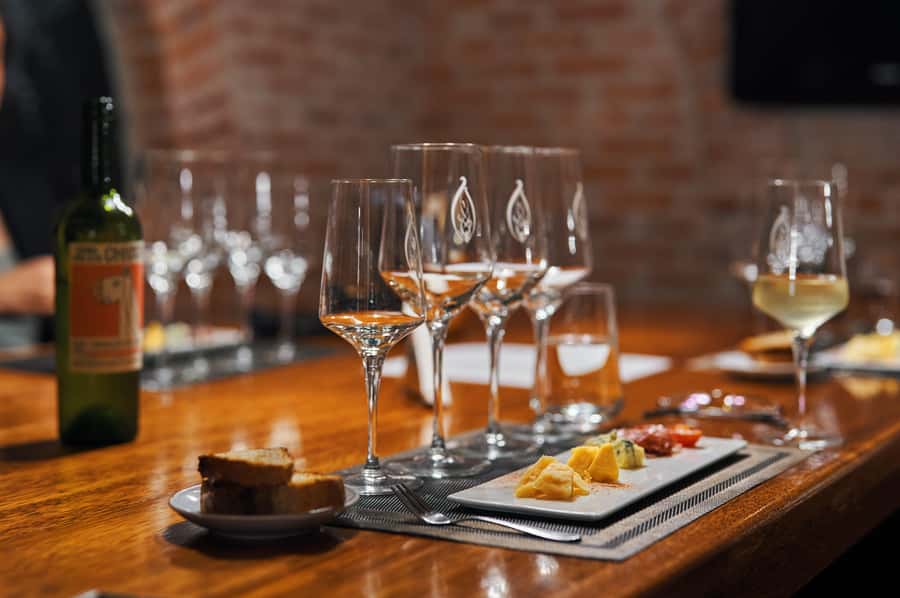 Buenos Aires: Small-Group Wine Tasting - Small bites that make the wine easier to understand