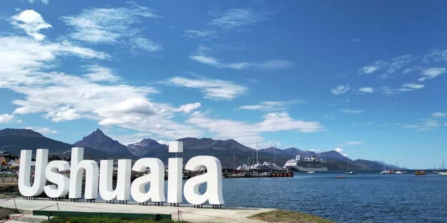 City tour and Wine tasting - Stopping at the Ushuaia sign