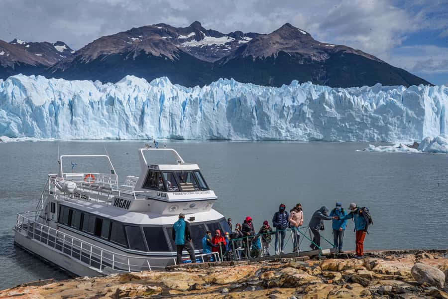 El Calafate: "Perito Moreno Glacier with the Tour - Blue Safari". - The close boat view from the water