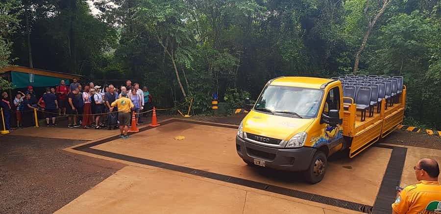 From Foz do Iguaçu: Argentinian Iguazu Falls with Boat Ride - Guides and the value of a small group