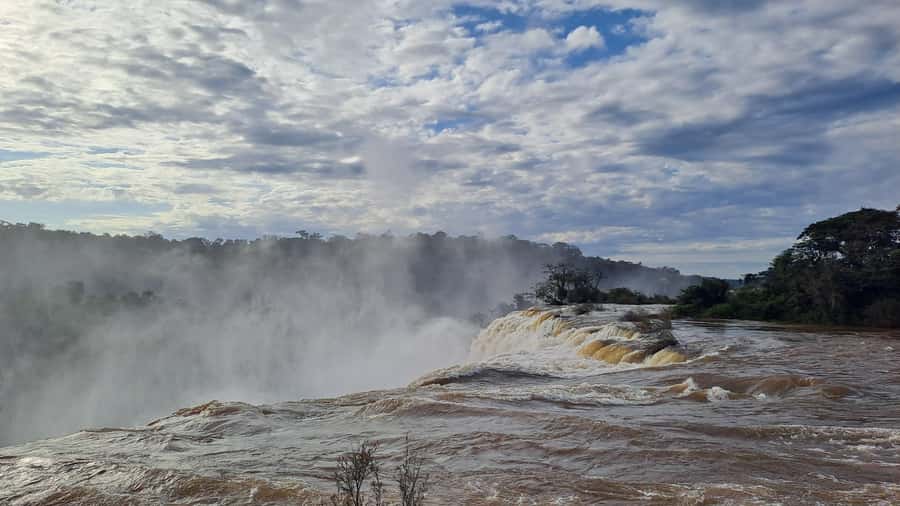 From Foz do Iguaçu: Iguazú Falls Boat Ride Argentina - Guides, group size, and how the day feels