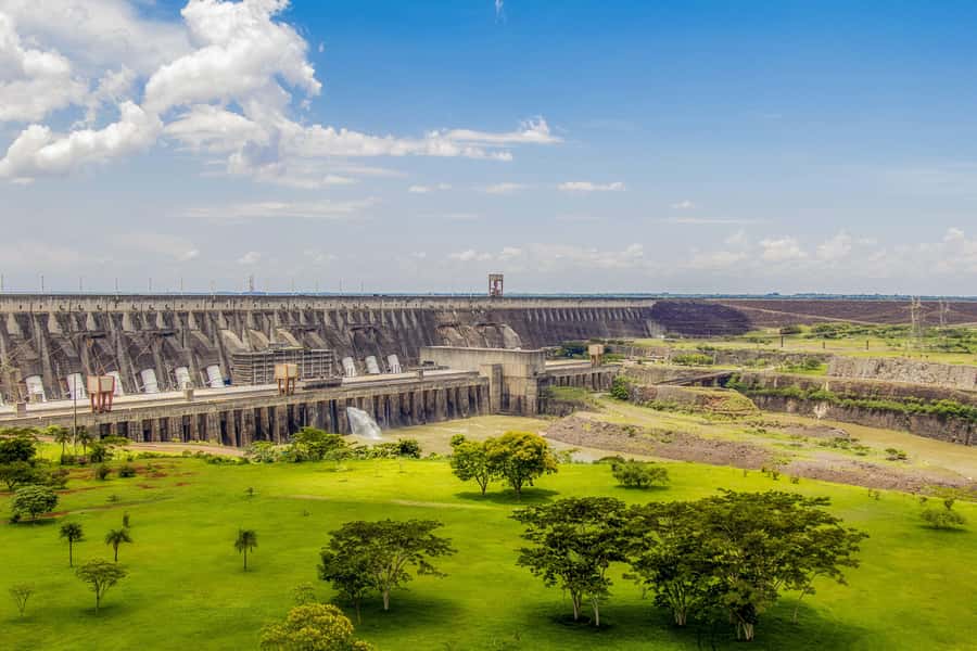 From Puerto Iguazu: Itaipu Dam Tour with Entrance Ticket - The visitor center film puts the dam in context