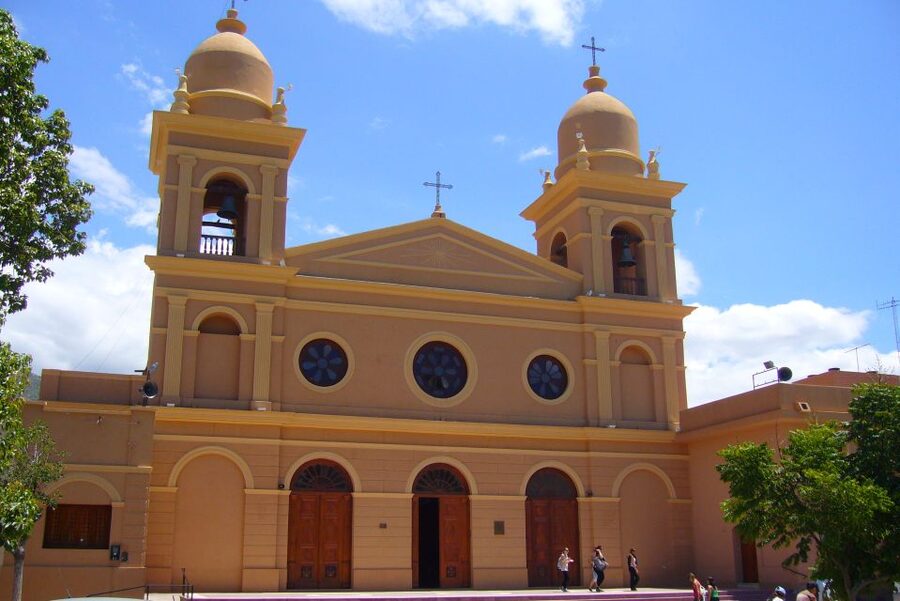 From Salta: Cafayate and Hornocal 2-Day Tour with Transfer - Cafayate town and the local wine stop
