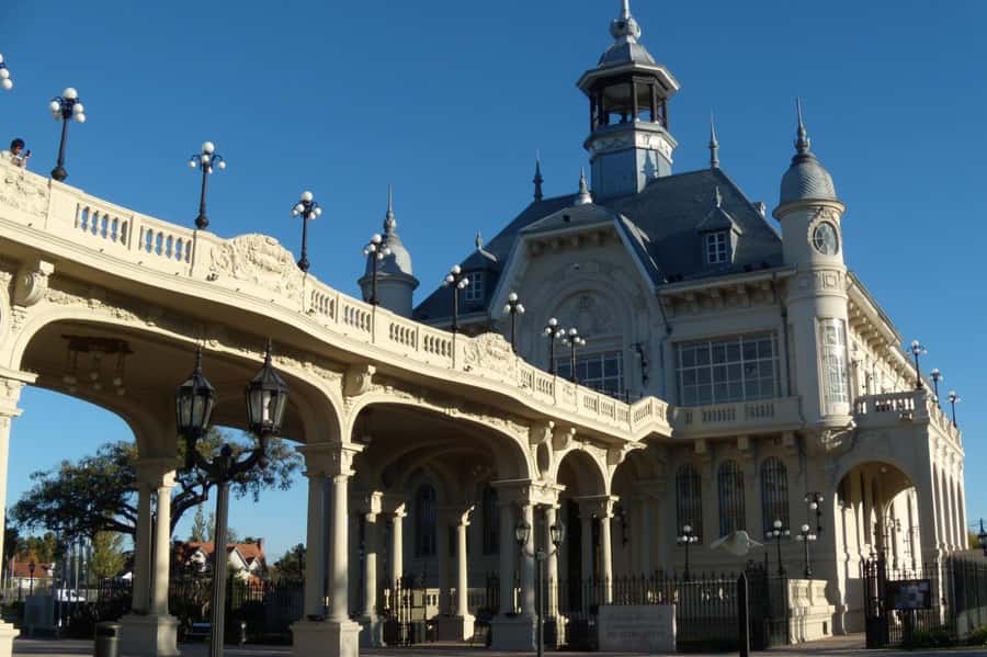 Full Day City Tour Buenos Aires, Recoleta Cemetery and Tigre - La Boca and the bright colors of Caminito