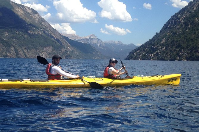 Half a day of kayaking on the Nahuel Huapi lake in private service - Safety briefing and paddling lessons