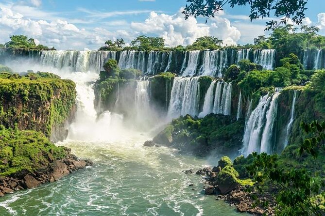 Iguazú Falls Private Full Day Tour - Arrival at Puerto Iguazú and the park entrance