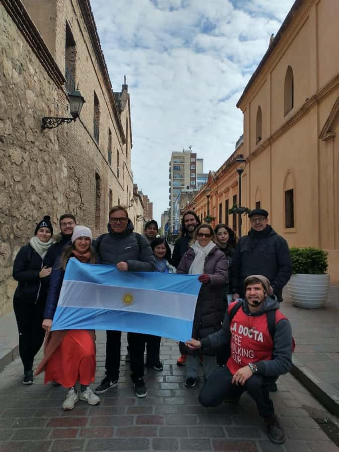 La Docta Free Walking Tour "Córdoba La Antigua". - Starting beside the statue in Plaza San Martin