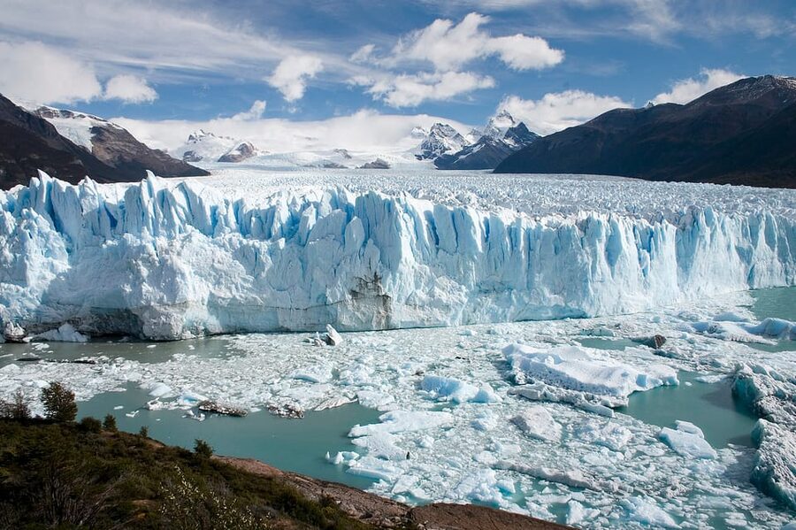 Los Glaciares National Park and Perito Moreno Glacier Tour - Guides, languages, and the level of support