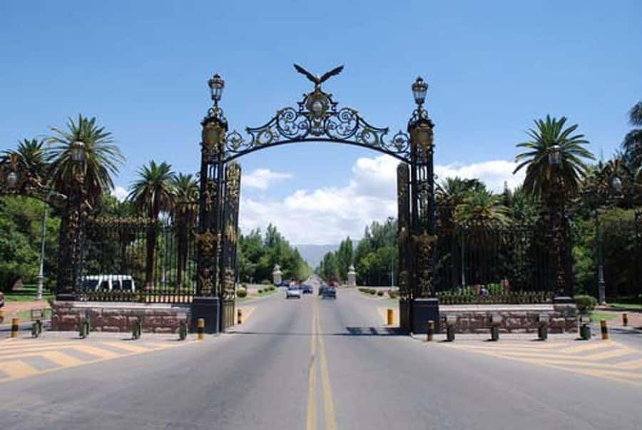 Mendoza: Half-Day Sightseeing City Tour - Downtown avenues, Independence Square, and civic Mendoza