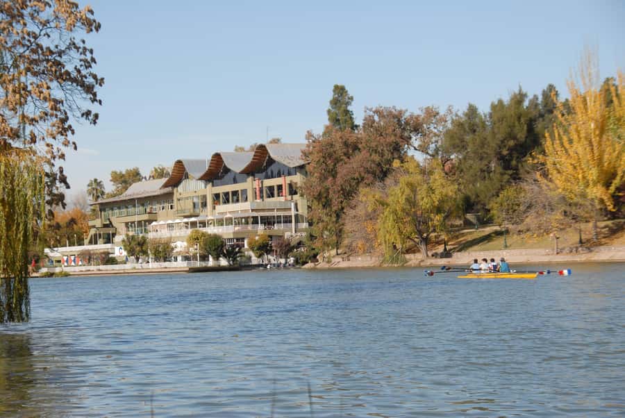 Mendoza: Half-Day Sightseeing City Tour - San Martín Park, Mendoza’s green heart