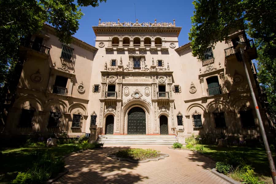 Mendoza: Half-Day Sightseeing Tour - Reading Mendoza through five plazas