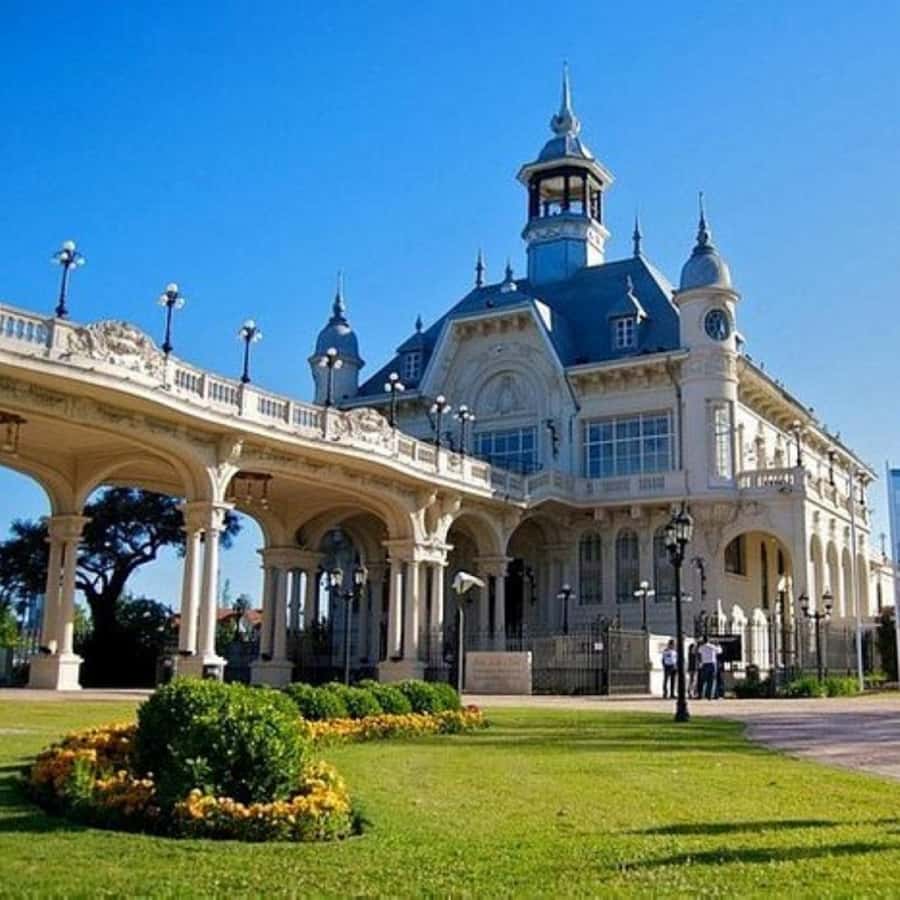 Private City Tour of Buenos Aires + Tigre Delta - Recoleta and El Ateneo pack in two major city sights