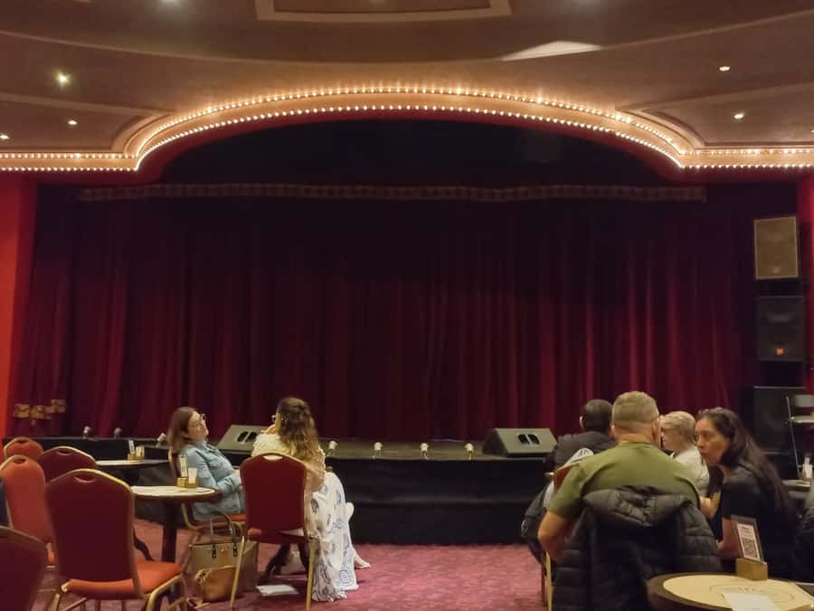 Puerto Iguazú: Madero Tango Show with Optional Dinner - The show begins with Argentina’s signature dance