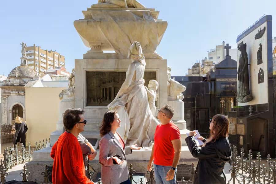 Recoleta & Cemetery for curious people - Why this walk is more than a cemetery visit