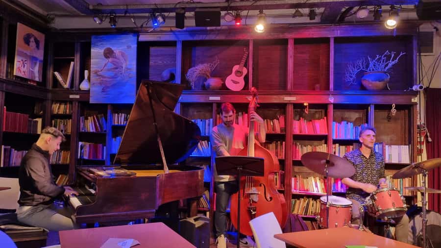 Recoleta Walking Tour and Live Jazz Show - What Luz adds to the evening