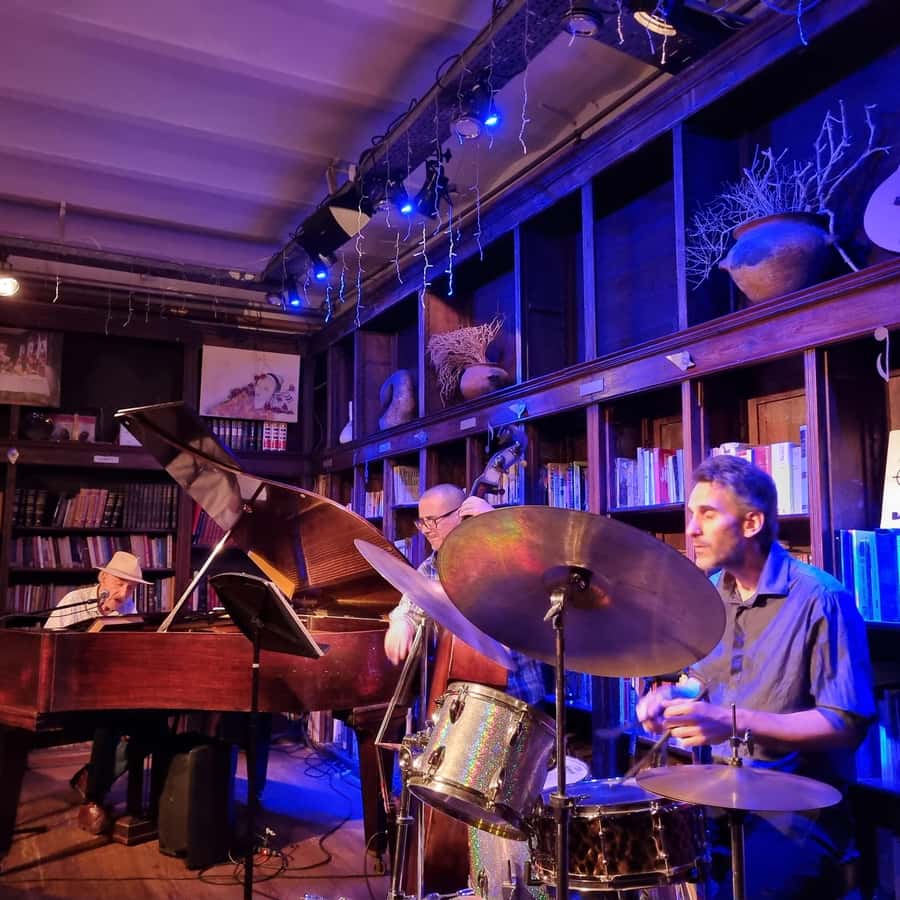 Recoleta Walking Tour and Live Jazz Show - Plaza Francia and the Recoleta setting