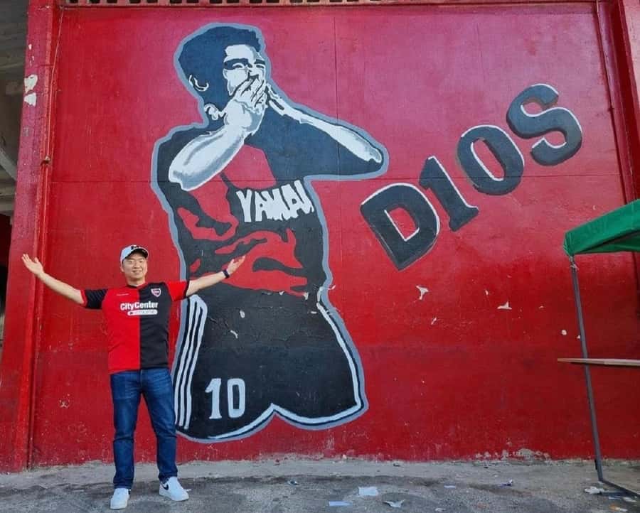 Rosario: Newell's Old Boys Football Match and Messi Tour - Entering a full Newell’s Old Boys stadium