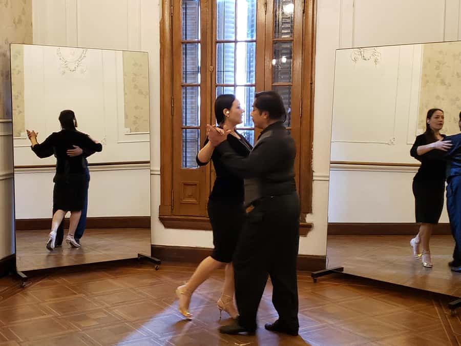 Tango Lesson in Buenos Aires with professional dancers - The tango walk and basic steps