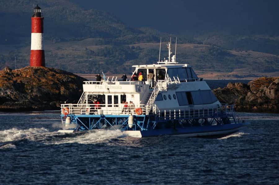 USHUAIA | Navigation: Sea Lions, Birds and Lighthouse - Setting out from Ushuaia’s tourist port