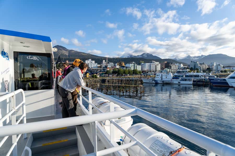 USHUAIA | Navigation: Sea Lions, Birds and Lighthouse - What the larger vessel changes